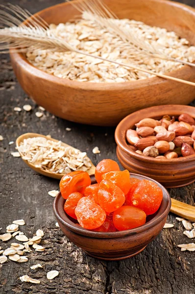 Copos de avena en un tazón —  Fotos de Stock