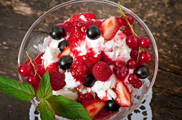 新鮮な果実を持つアイスクリーム — ストック写真
