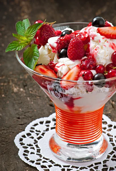 Мороженое с ягодами — стоковое фото