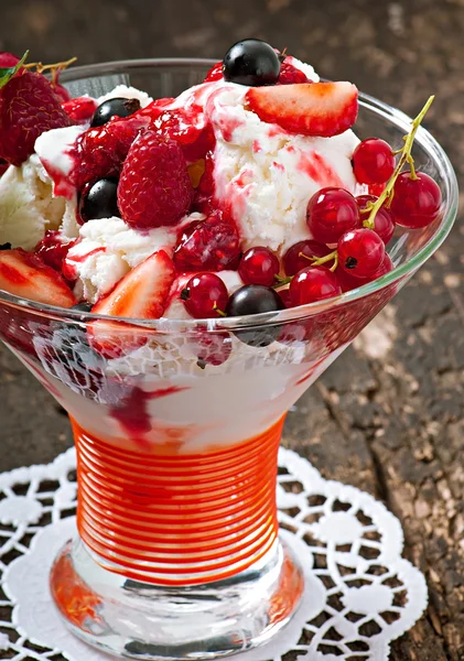 Helado con bayas frescas — Foto de Stock