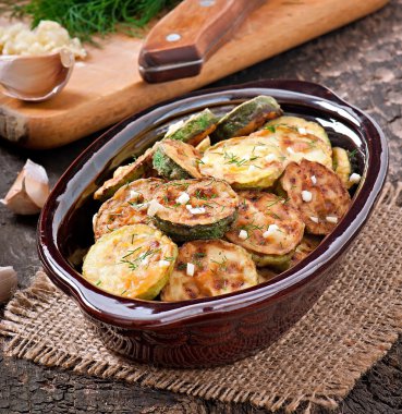 seramik bir kabın içinde kızarmış kabak