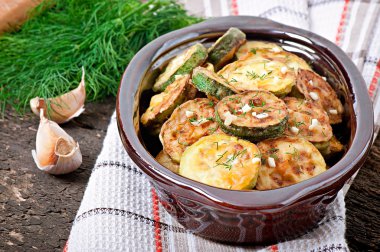 seramik bir kabın içinde kızarmış kabak