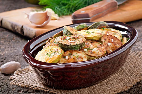 seramik bir kabın içinde kızarmış kabak