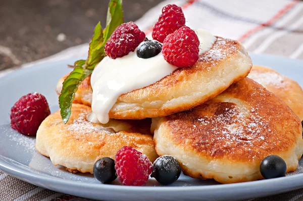 Käsekuchen mit Beeren — Stockfoto