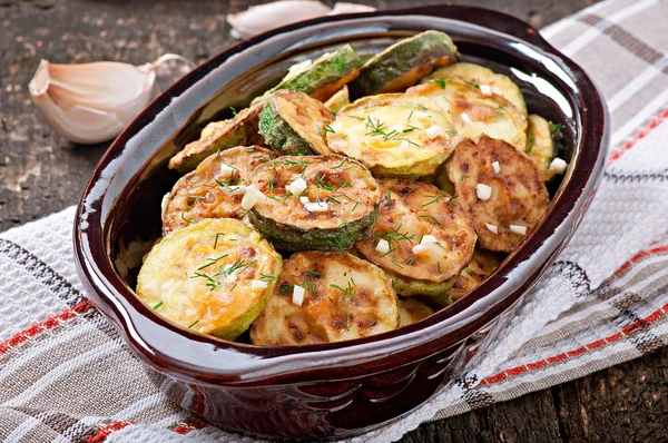 seramik bir kabın içinde kızarmış kabak