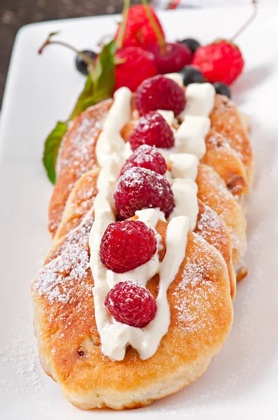 Käsekuchen mit Beeren — Stockfoto