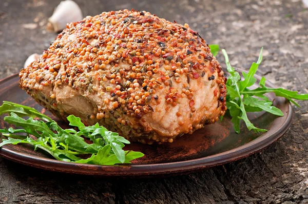 Gebackenes Schweinefleisch mit Rucolablättern — Stockfoto