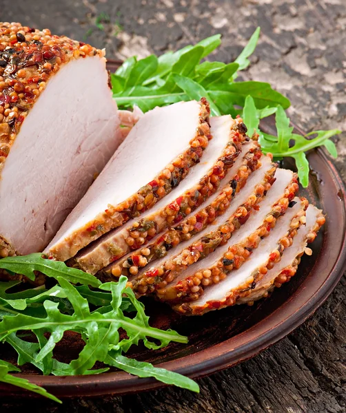 Cerdo al horno con hojas de rúcula — Foto de Stock