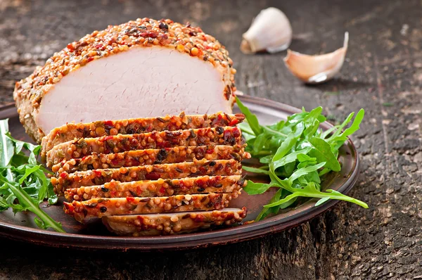 Cerdo al horno con hojas de rúcula —  Fotos de Stock