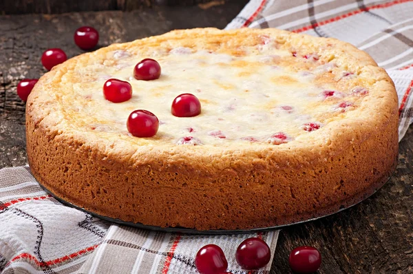 Torta fatta in casa con ciliegie — Foto Stock