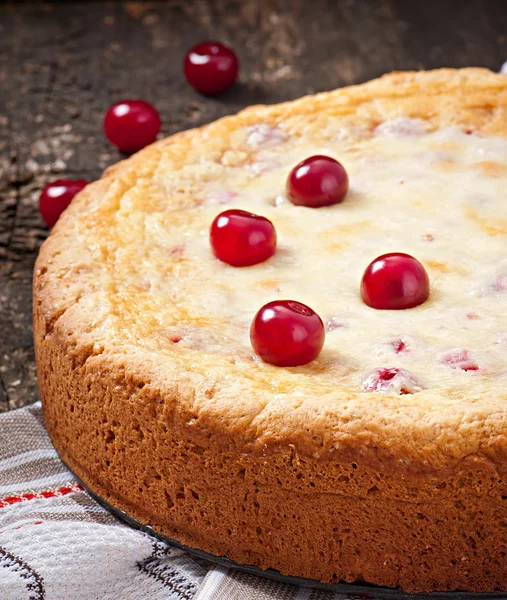 Tarta casera con cerezas — Foto de Stock