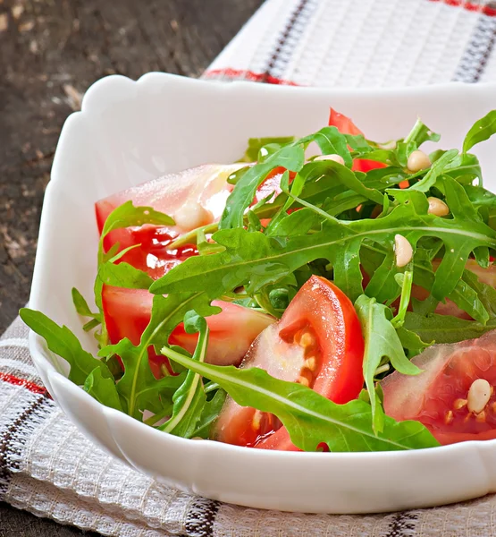 Ensalada con rúcula, tomates — Foto de Stock