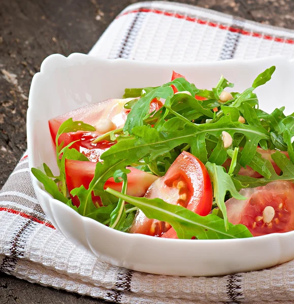 Salat med arugula, tomater – stockfoto
