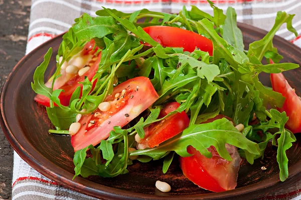 Салат с рукколой, помидорами — стоковое фото