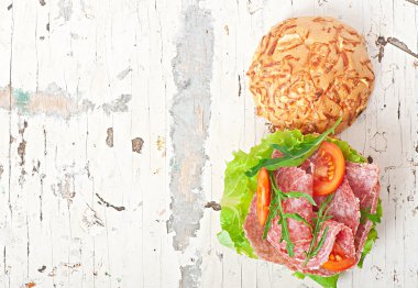 sandviç salam, marul,