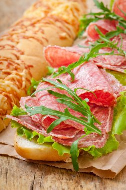 sandviç salam, marul