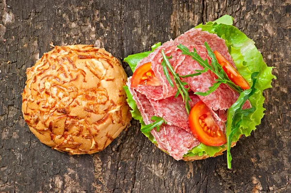 Smörgås med salami, sallad, — Stockfoto