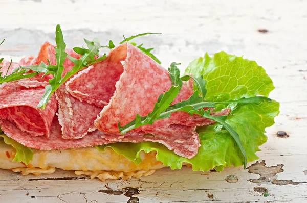 Smörgås med salami, sallad — Stockfoto