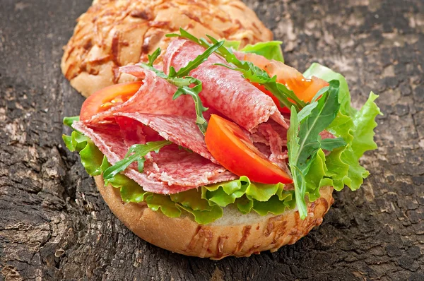 Panino con salame, lattuga , — Foto Stock