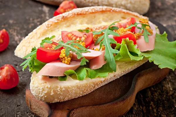 Smörgås på träskiva — Stockfoto