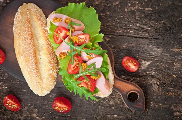 Sandwich sobre tabla de madera — Foto de Stock