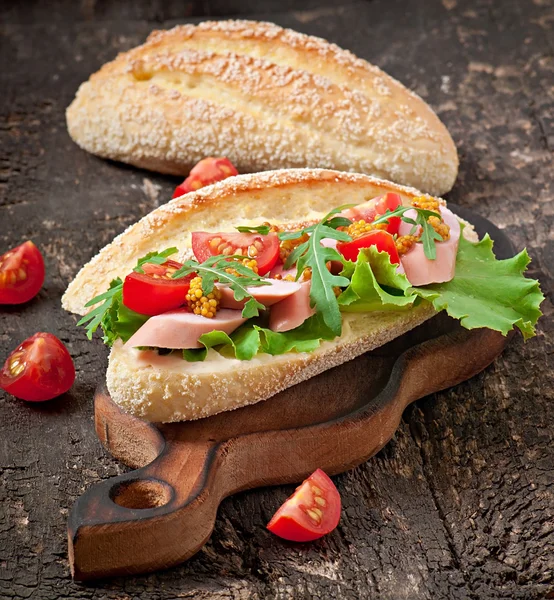 Sandwich sur planche en bois — Photo