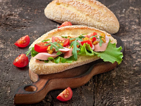 Panino su tavola di legno — Foto Stock