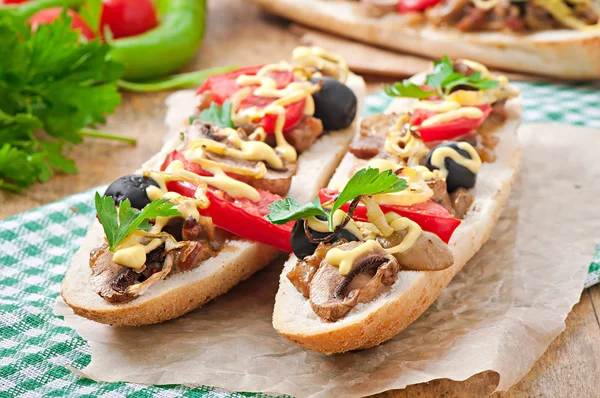 Stokbrood met kalfsvlees en paddestoelen — Stockfoto