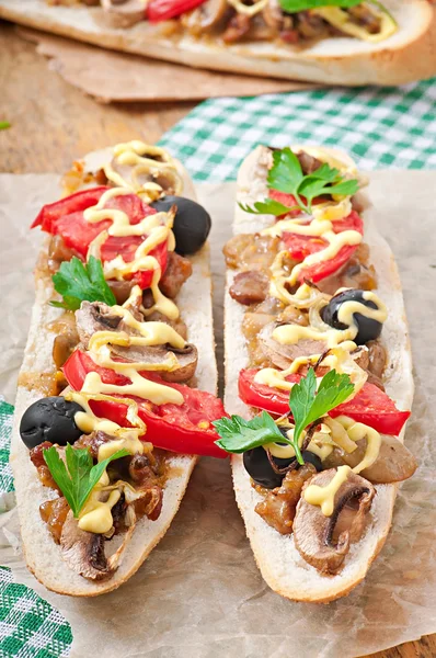 Baguette mit Kalbfleisch und Pilzen — Stockfoto