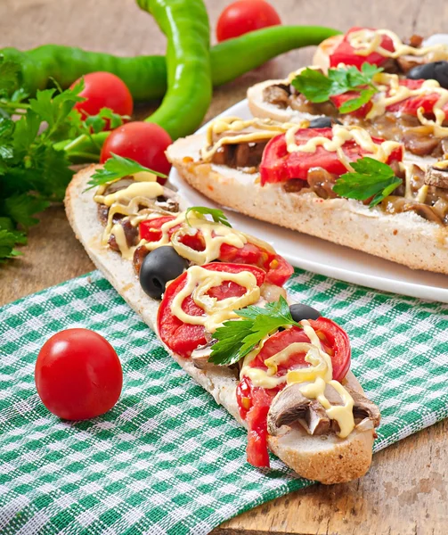 Baguete com vitela e cogumelos — Fotografia de Stock