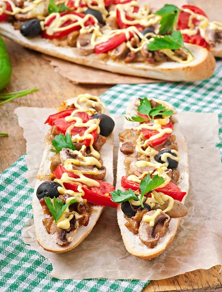 Stokbrood met kalfsvlees en paddestoelen — Stockfoto