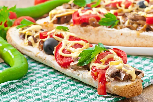 Baguette gefüllt mit Kalbfleisch und Pilzen mit Tomaten und Käse — Stockfoto
