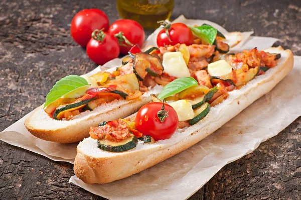 Broodjes met geroosterde groenten — Stockfoto