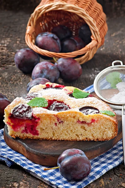 Gâteau aux prunes et panier en bois — Photo
