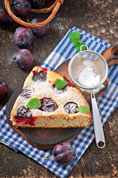 Torta con prugne e cesto di legno — Foto Stock