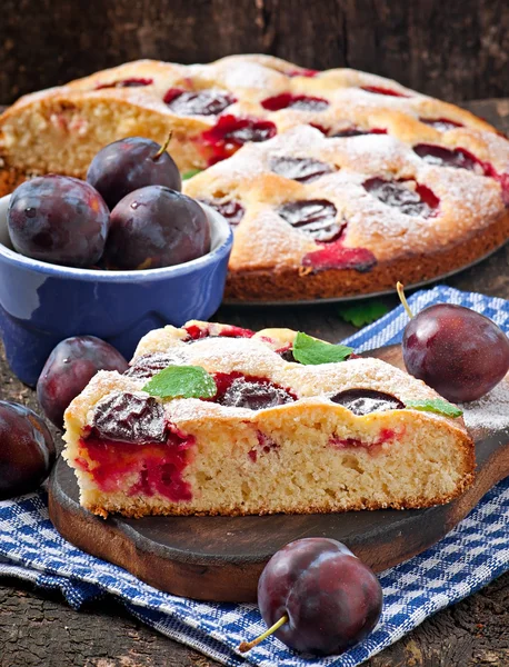 Cake with plums — Stock Photo, Image