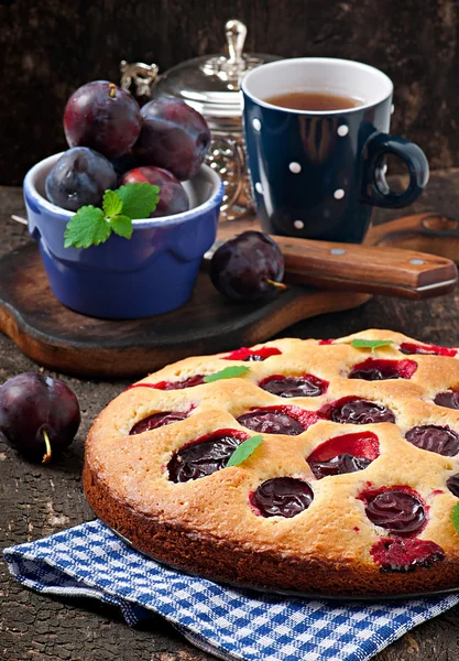 Gâteau aux prunes et tasse de thé — Photo