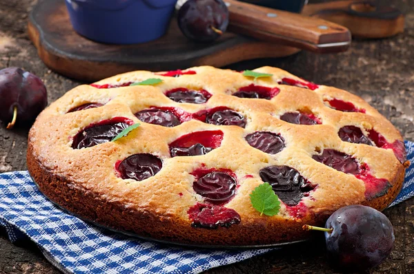 Cake with plums — Stock Photo, Image