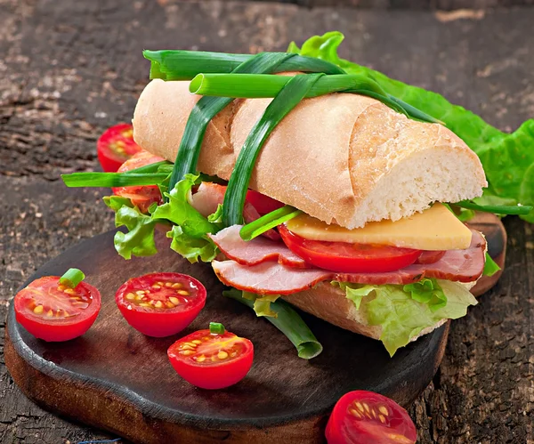 Sanduíche com queijo de linguiça e legumes — Fotografia de Stock