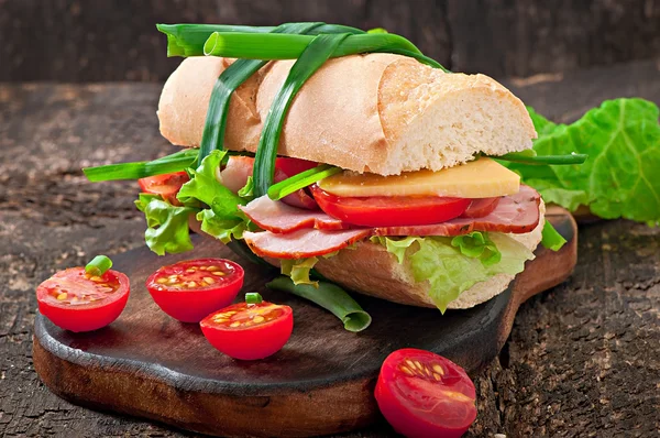 Sanduíche com queijo de linguiça e legumes — Fotografia de Stock