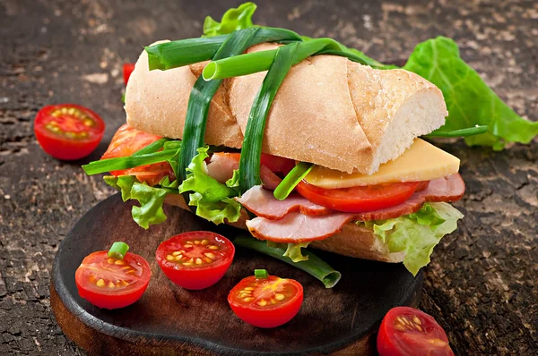 Sandwich mit Wurstkäse und Gemüse — Stockfoto