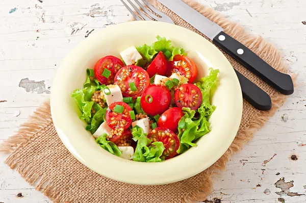 Tomato salad with lettuce, cheese and mustard and garlic dressing — Stock Photo, Image