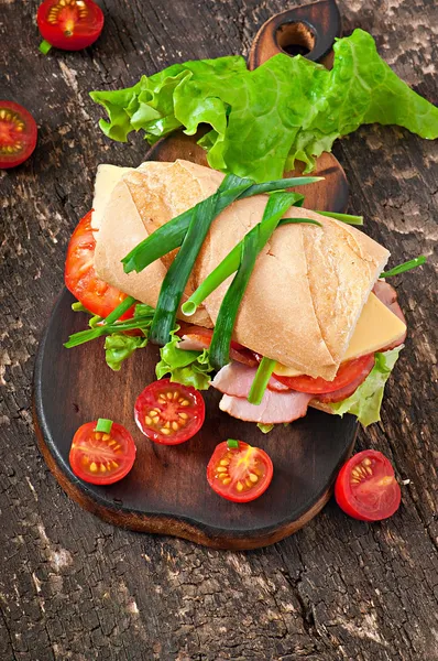 Panino con salsiccia e verdure — Foto Stock