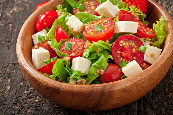 Salada de tomate com alface, queijo e mostarda e molho de alho — Fotografia de Stock