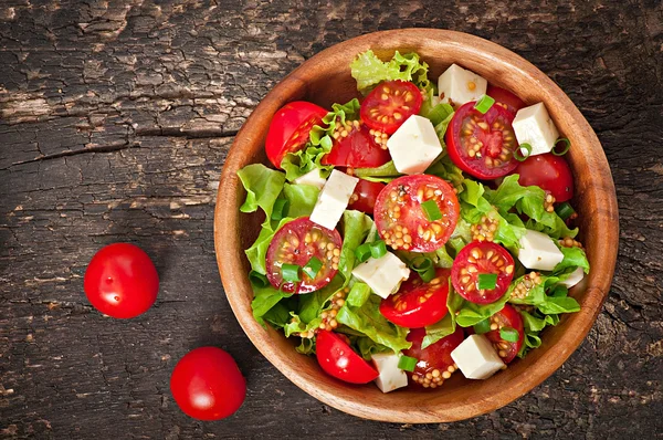 Tomatensalade met sla, kaas en mosterd en knoflook dressing — Stockfoto