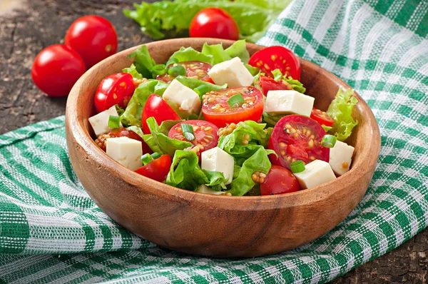Domates salatası, salata, peynir ve hardal ve sarımsak sosu — Stok fotoğraf