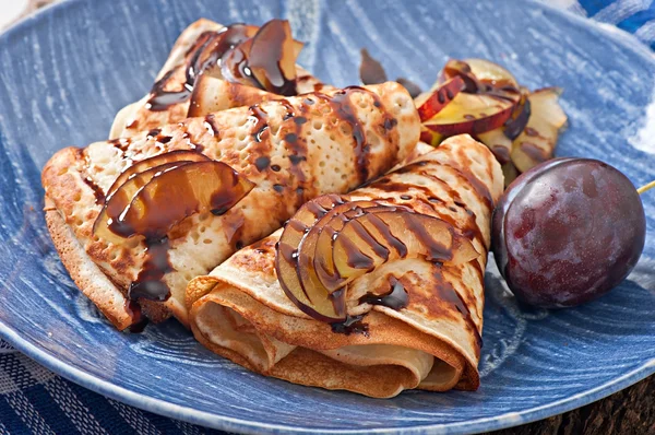 Frittelle con sciroppo di cioccolato e prugne — Foto Stock