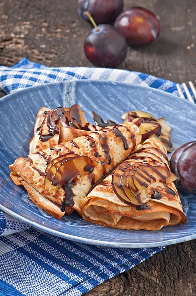 Frittelle con sciroppo di cioccolato e prugne — Foto Stock