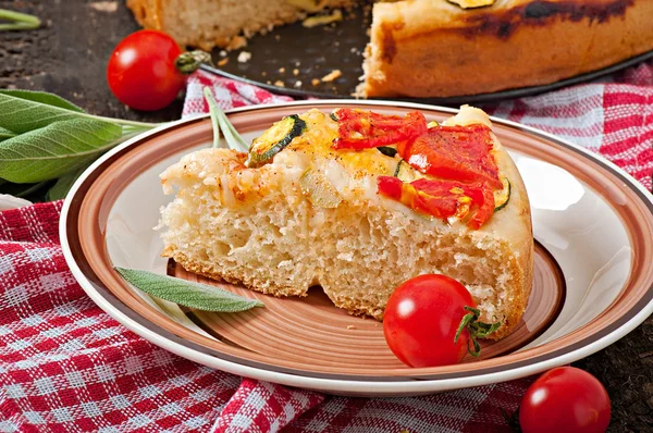 Focaccia aux tomates et à l'ail — Photo