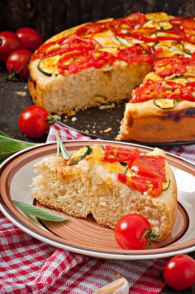 Focaccia met tomaten en knoflook — Stockfoto